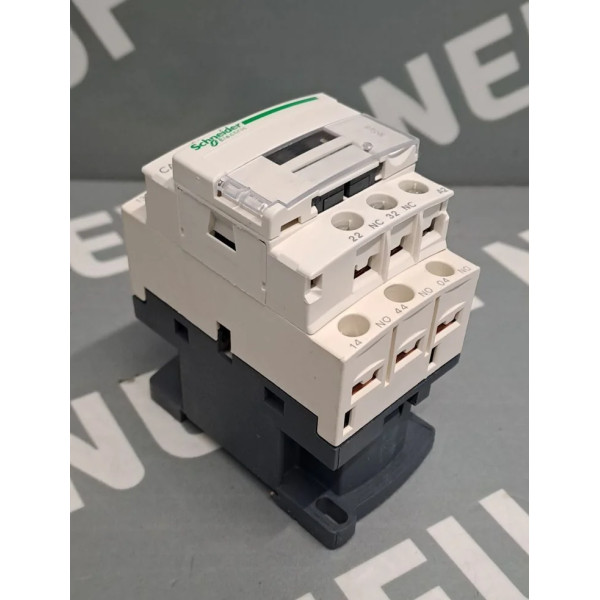 SCHNEIDER  CAD32B7